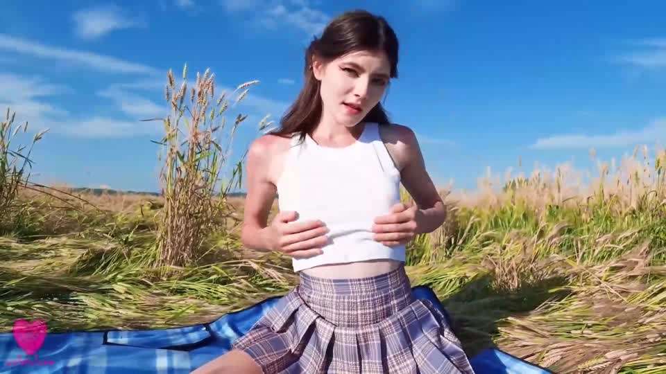 美女在短裙与一个小紧屁股推丁字裤到一边在大自然中做爱详情介绍