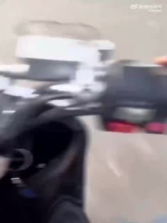 胡同里捣乱，这下遇到对手了在线观看