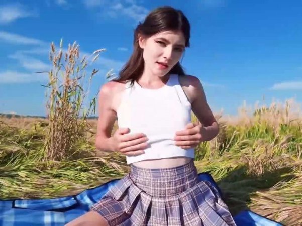 美女在短裙与一个小紧屁股推丁字裤到一边在大自然中做爱详情介绍